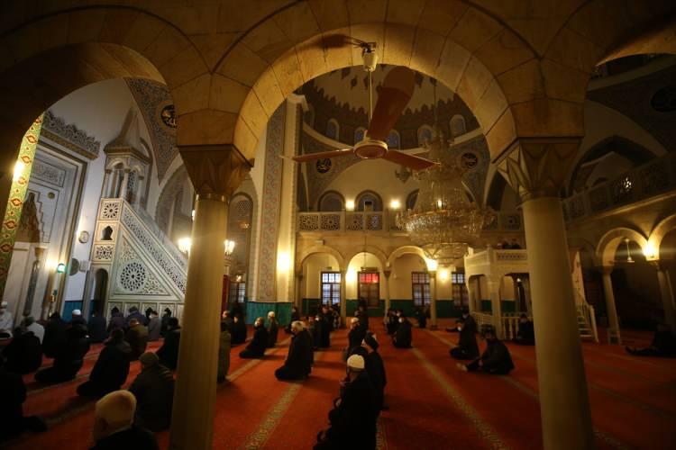 <p>KAHRAMANMARAŞ</p>
<p>Kahramanmaraş'ta da kent merkezindeki Ulu Cami'ye gelen vatandaşlar, dua etti, namaz kıldı.</p>
<p>Cami çıkışı vatandaşlara gül suyu ikram edildi.</p>
<p> </p>