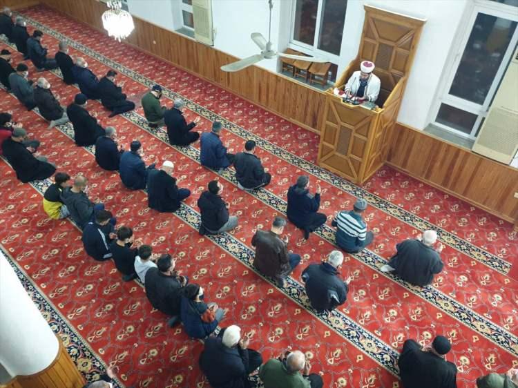 <p>KAYSERİ</p>
<p>Kayseri'de akşam namazının ardından tarihi Hunat Camisi'nde Berat Kandili dolayısıyla program düzenlendi.</p>
<p>Programda, Kur'an-ı Kerim okundu, namaz kılındı ve dua edildi.</p>
<p>İl Müftü Yardımcısı Mehmet İzci, Berat Kandili'nin önemini anlatarak, gecenin en iyi şekilde değerlendirilmesini istedi.</p>
<p>Camiye gelen cemaate, bazı vatandaşlar tarafından tatlı ve lokum ikramında bulunuldu.</p>
<p>Öte yandan, Kayseri Şems Mevlana Kültürünü Yaşama Sanatı Derneği tarafından tarihi Kayseri Kalesi içinde Berat Kandili'ne özel sema programı düzenlendi.</p>