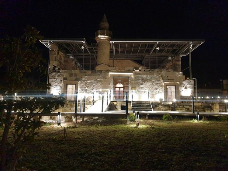 <p>NİĞDE</p>
<p>Niğde'de Berat Kandili dolayısıyla yatsı namazından önce Fatih Sultan Mehmet Camisi'nde program yapıldı.</p>
<p>Programda, kandil hakkında sohbet yapıldı, namaz kılındı, Kur'an-ı Kerim okundu ve dua edildi.</p>
<p>Niğde Belediyesi, cemaate kandil simidi ikram etti, bazı vatandaşlar da tatlı dağıttı.</p>