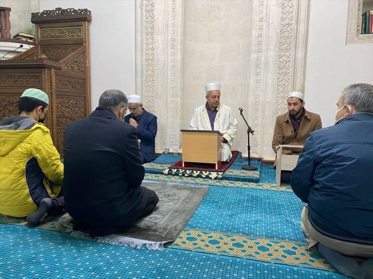 <p>KIRŞEHİR</p>
<p>Kırşehir’de Berat Kandili dolayısıyla Hoca Ahmet Yesevi Camisi'ndeki program, Kur'an-ı Kerim tilavetiyle başladı.</p>
<p>Mevlit ve ilahilerin okunmasının ardından İl Müftü Yardımcısı Hacı Ahmet Başaran Berat Kandili’nin anlam ve önemini anlattı, dua etti.</p>
<p>Cami çıkışında cemaate lokum ve çeşitli ikramlarda bulunuldu.</p>