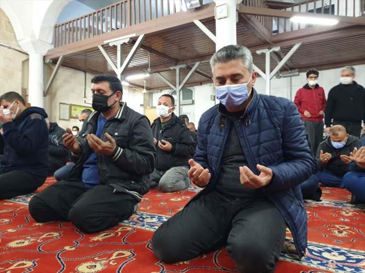 <p>KIRIKKALE</p>
<p>Kırıkkale'de Nur Cami ve Külliyesi'nde yatsı namazı öncesi Berat Kandili dolayısıyla düzenlenen programda, Kur'an-ı Kerim okundu, İl Müftüsü Hasan Hayri Yaşar tarafından vaaz verildi ve dua edildi.</p>
<p>Programa katılanlara ikramlarda bulunuldu.</p>