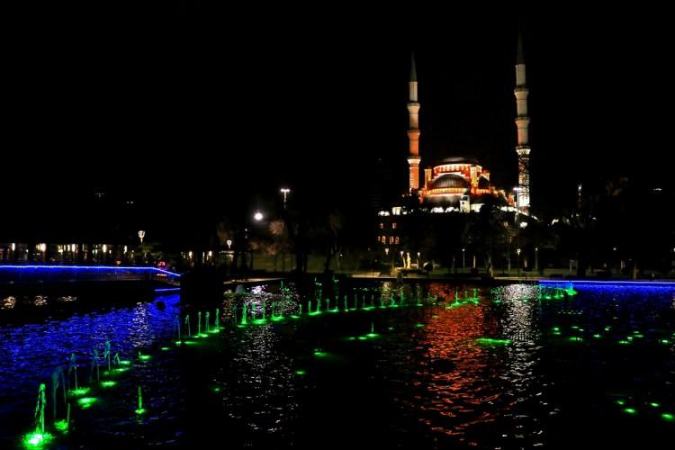 <p>BİLECİK</p>
<p>İl Müftülüğünce akşam namazının ardından Kayıboyu Camii'nde düzenlenen programda mevlit ve ilahiler okundu.</p>
<p>Programda İl Müftü Yardımcısı Sabri Bağcı tarafından vaaz verildi. Daha sonra cemaat, namaz kılıp dua etti.</p>