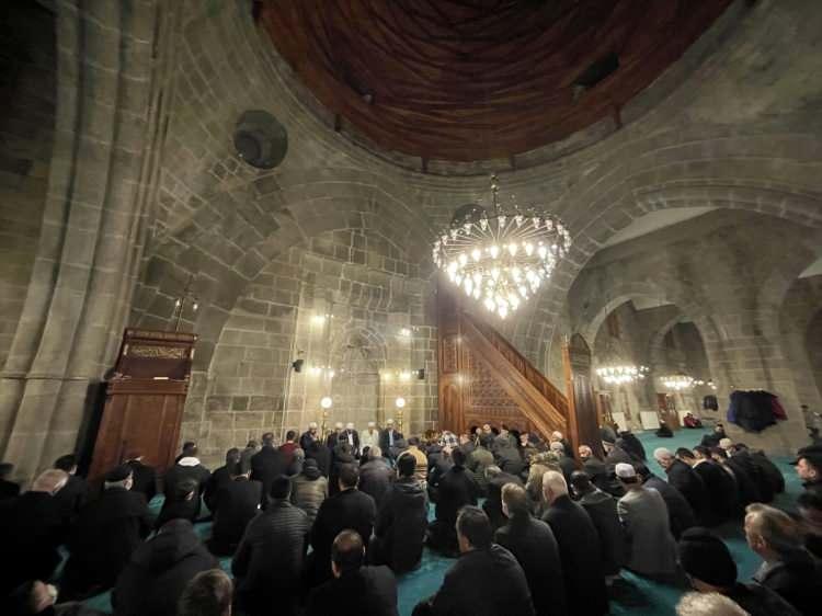 <p>SİVAS</p>
<p>Sivas'ta Berat Kandili dolayısıyla Ulu Cami'de program düzenlendi.</p>
<p>Akşam ezanının ardından tarihi camiye gelen vatandaşlar, namaz kılarak dua etti.</p>
<p>Aile ve Sosyal Hizmetler İl Müdürlüğünce cami çıkışında cemaate mevlit şekeri dağıtıldı, hayırseverler de lokma ikram etti.</p>