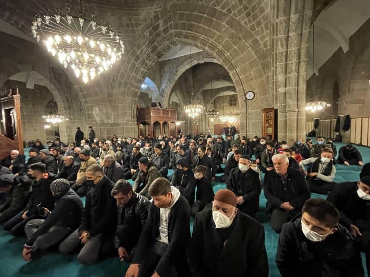 <p>YOZGAT</p>
<p>Yozgat'ta Berat Kandili dolayısıyla Çapanoğlu Büyük Camisi'nde düzenlenen programda dua edildi.</p>
<p>Namaz sonrası ise Yozgat Belediyesi ve İlim Yayma Cemiyeti ile bazı vakıflar tarafından cemaate çeşitli ikramlarda bulunuldu.</p>
<p>Vatandaşlardan Oğuz Bahçeli, Berat Kandili'ni idrak ettiklerini belirterek, bu gecenin hürmetine, dünyayı saran Kovid-19 salgının bitmesi ve savaşların durması için dua ettiklerini söyledi.</p>