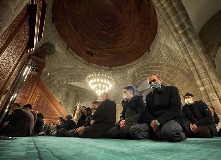 <p>ZONGULDAK</p>
<p>Zonguldak'taki Ereğli Abalı Camisi'nde akşam namazının ardından vatandaşların yoğun katılımıyla icra edilen programda, mevlit ve ilahiler okundu.</p>
<p>Vatandaşlar namaz kılıp dua etti.</p>