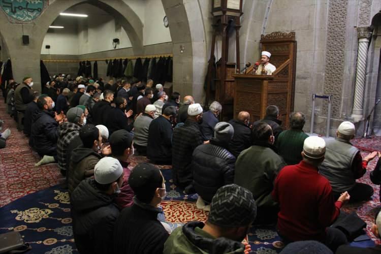 <p>DÜZCE</p>
<p>Düzce'de il merkezinde bulunan tarihi Cedidiye Camisi'nde akşam ezanının ardından vatandaşlar namaz kılarak dua etti.</p>
<p>Vatandaşların yoğun ilgi gösterdiği program, ilahiler ve ikramlarla son buldu.</p>