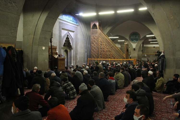 <p>BARTIN</p>
<p>Bartın'da İl Müftülüğünce camilerde akşam namazının kılınmasının ardından program düzenlendi.</p>
<p>Merkez Şadırvan, Arap, Orta, Orduyeri, Yukarı Halil Bey, İmam Hatip, Esentepe ve Aşağı camilerinde Kur'an-ı Kerim ve Mevlid-i Şerif'i dinleyen cemaat, kandilin manevi atmosferini yaşadı.</p>