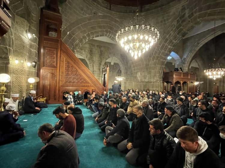 <p>KOCAELİ</p>
<p>Kocaeli’nin İzmit ilçesindeki Tarihi Fevziye Camisi'nde kandil dolayısıyla program düzenlendi. Akşam namazının ardından, camiye gelen cemaat namaz kılarak, dua etti.</p>
<p>Programda, Diyanet İşleri Başkanlığı Dini Yayınlar Genel Müdürü Fatih Kurt, camiye gelenlere hitap etti.</p>
<p>Kur'an-ı Kerim tilaveti, mevlit ve ilahilerin ardından sona eren programda, camiye gelen vatandaşlara İzmit Belediyesince lokum ve kandil simidi dağıtıldı.</p>