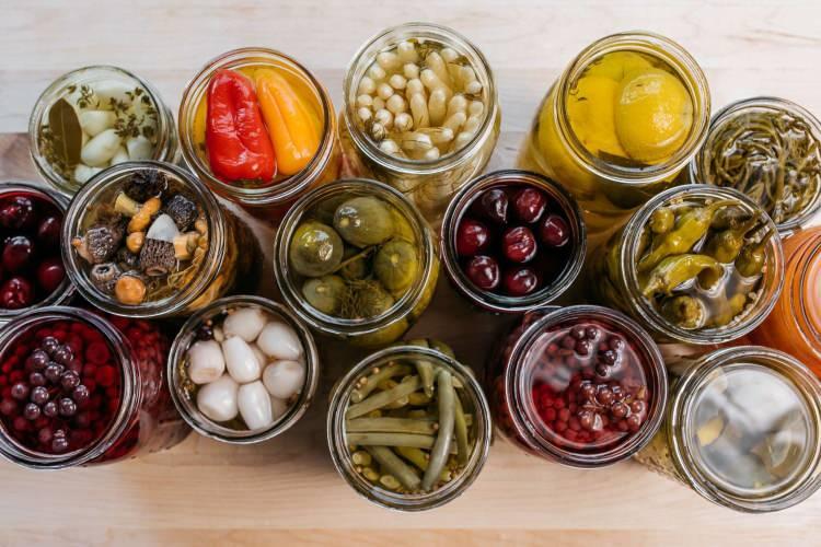 <p><strong>FERMENTE BESİNLER</strong></p>

<p><strong>Yoğurt, peynir ve turşu gibi fermente edilen besinler i&ccedil;erdikleri vitamin deposu sayesinde sinir h&uuml;crelerini hızla onarır. Bu da en &ccedil;ok beyin sağlığını etkiler.&nbsp;</strong></p>
