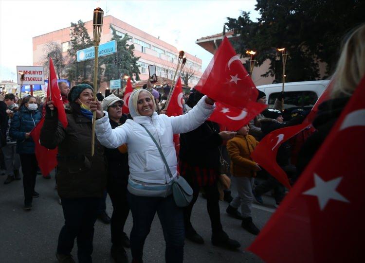 <p>Türk bayrakları, Atatürk posterleri ve fener taşıyan grup, İnönü Caddesi ve Kordon boyunda yürüyerek Morabbin Parkı'na ulaştı.</p>
