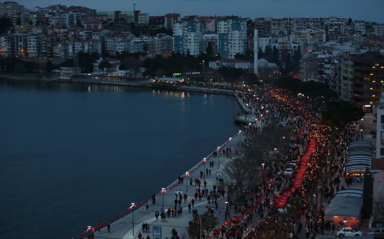 <p>Çanakkale Valiliği tarafından kutlama programı kapsamında yapılan yürüyüş, Cumhuriyet Meydanı'nda başladı.</p>
