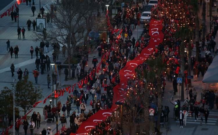 <p>Binlerce kişi, Boğaz ve Garnizon Komutanlığının bandosu eşliğinde marşlar söyleyip ellerindeki Türk bayraklarını salladı.</p>
