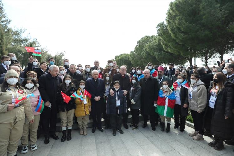 <p>Tarihi Gelibolu Yarımadası’ndaki Şehitler Abidesi’nde düzenlenen törene katılan Gümüş, Cumhurbaşkanı Recep Tayyip Erdoğan ile görüşmesinde duygu dolu anlar yaşadığını ifade ederek “Cumhurbaşkanımıza, Esenler Belediye Başkanı M. Tevfik Göksu’dan aldığım bayrakla şehitlerimiz anısına vefa yürüyüşü yaptığımı söyledim. Tokatlı olduğumu ve 15’lilerin torunu olduğumu söyledim. Çanakkale ruhunu unutmadık, unutturmayacağız dedim. Cumhurbaşkanımız ise ‘Helal olsun sana Tokatlı!’ dedi. Aramızda böyle bir konuşma geçti. En büyük hayalim bu bayrağı Cumhurbaşkanımıza iletmekti. Bu da Tevfik Başkanımızdan aldığım bayrakla nasip oldu. Cumhurbaşkanımızla görüşmek bende ayrı bir sevinç, ayrı bir heyecan yarattı. Çok duygulandım. Bu vesileyle bir kez daha başkanımıza ve Esenler Belediyesi’ne çok teşekkür ediyorum” diye konuştu.</p>