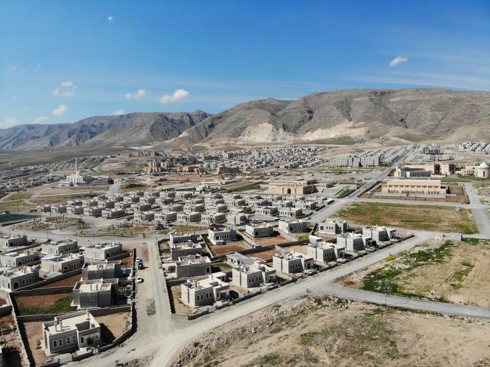 <p>Hasankeyf’teki projelerin son derece hızlı bir şekilde devam ettiğini belirten Batman Valisi Hulusi Şahin, “Çevre Şehircilik Bakanlığımızın TOKİ aracılığıyla yaptığı bir başka millet bahçesi Hasankeyf’te olacak. Onunla ilgili çalışmalar devam ediyor. </p>

