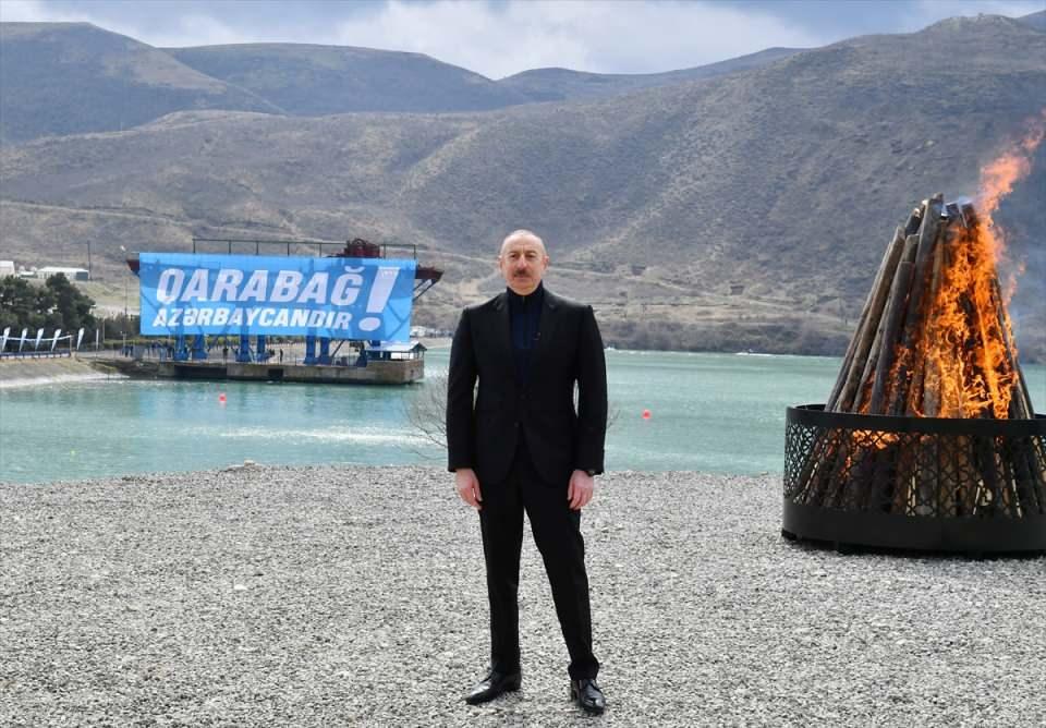 <p> Azerbaycan Cumhurbaşkanı İlham Aliyev, Ermenistan'ın işgalinden kurtarılan Karabağ'ın Sukavuşan kasabasında Nevruz ateşini yaktı.</p>

<p> </p>
