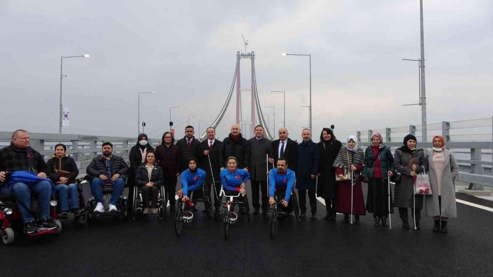 <p>1915 Çanakkale Köprüsü; şehitlerimize vefa borcudur, ecdada saygı ve geleceğe armağandır. Lider Türkiye’nin göstergesidir. Çanakkale Boğazı’na takılan ‘yakut’ bir gerdanlıktır” şeklinde konuştu.<br />
Konuşmanın ardından, Bakan Karaismailoğlu, AK Parti Grup Başkanvekili ve Çanakkale Milletvekili Bülent Turan, AK Parti Çanakkale Milletvekili Jülide İskenderoğlu, görme ve bedensel engelli vatandaşlarla Gelibolu gişelerinden köprünün ortasına yürüyüş yaparak, hatıra fotoğrafı çektirdiler.</p>
