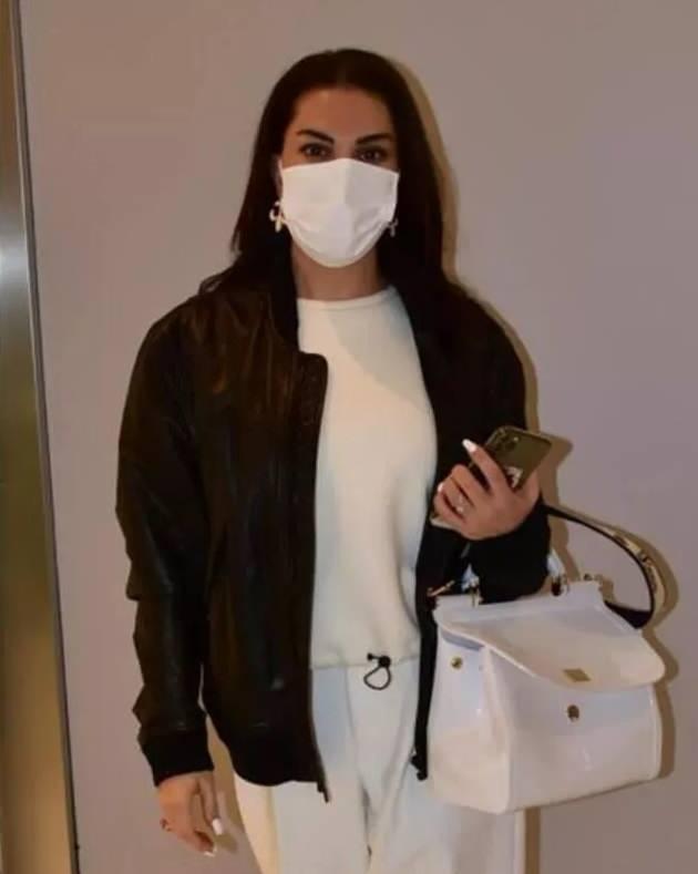 <p><strong><span style="color:#000080">Son sahnesini aldığı gün de yaşadığı talihsiz kaza nedeniyle artık kırmızı elbise giymeyeceğini söyleyen Şallı, "Evden çıkarken baktım her şeyim bembeyaz olmuş. Artık kırmızı giymiyorum. Maşallah deyin bu beyaza da bir şey olmasın. Çok severim beyaz giymeyi. Her şeyi toparlıyoruz. Yetişebildiğim kadar işlere de yetişmeye çalışıyorum" şeklinde konuştu.</span></strong></p>