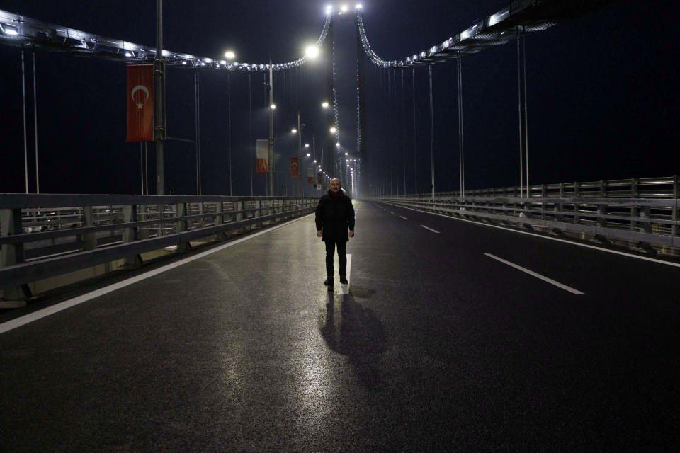 <p>Karaismailoğlu, AK Parti Çanakkale Milletvekili Jülide İskenderoğlu ve basın mensuplarıyla birlikte Gelibolu ilçesindeki Sütlüce şantiyesinden yürümeye başladı.</p>
