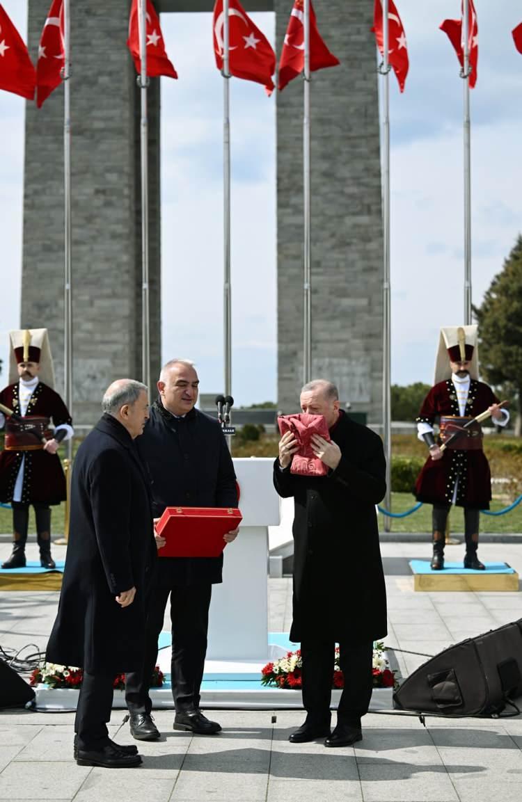 <p>Cumhurbaşkanı Recep Tayyip Erdoğan, Şehitler Abidesi'nde düzenlenen "18 Mart Şehitleri Anma Günü ve Çanakkale Zaferinin 107. Yılı Anma Töreni"ne katıldı.</p>
