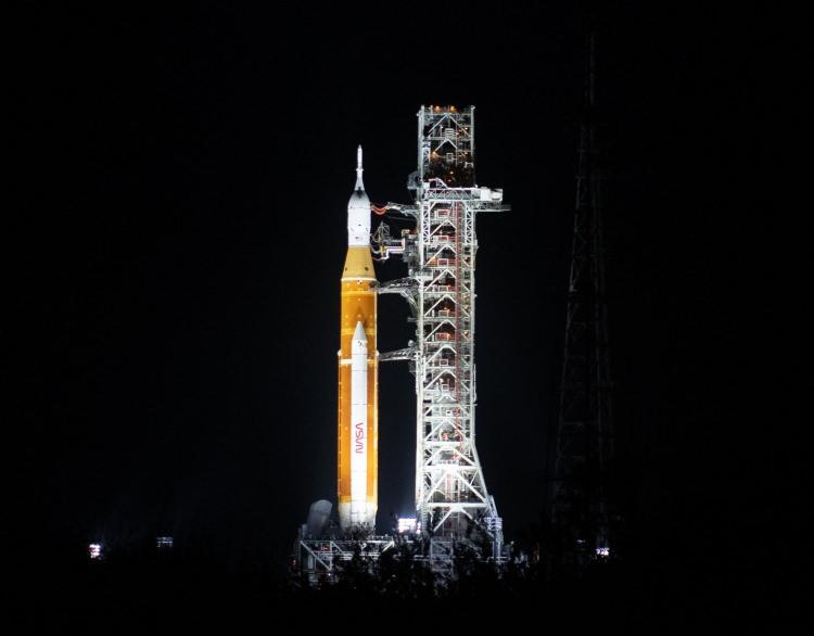 <p>AYLAR SÜREN ÇALIŞMANIN DORUK NOKTASI<br /> <br /> NASA 1 Nisan provası için yaptığı açıklamada “Test, SLS ve Orion için aylarca süren montaj ve testlerin yanı sıra fırlatma kontrol ve mühendislik ekipleri tarafından yapılan hazırlıkların doruk noktası olacak ve ilk Artemis fırlatma için zemin hazırlayacak” denildi.</p> 