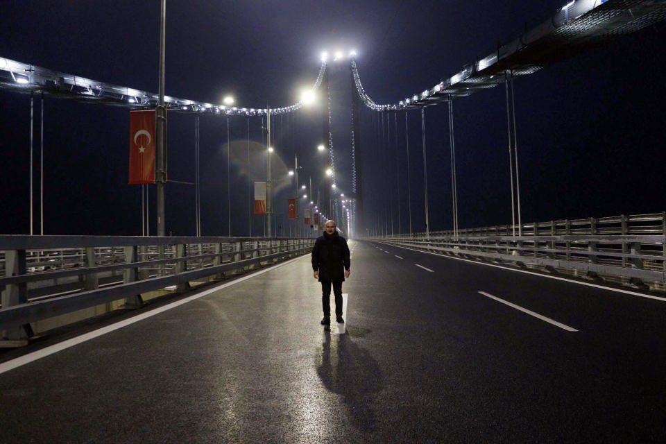 <p> 4 bin 608 metre uzunluğundaki köprüde karanlıkta yürümeye başlayan Bakan Karaismailoğlu, köprü ortasına ulaştığında gün doğdu ve hava aydınlandı. </p>