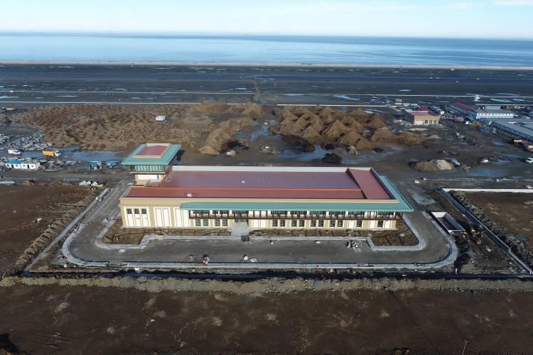 <p><strong>DENEME UÇUŞLARI NİSANDA</strong></p>
<p>Havalimanı projesinde üstyapı çalışmalarında sona gelindi. Deniz dolgusunun ardından yöre mimarili terminal binaları ile çay bardağı kule ve çay yaprağı giriş takı da tamamlandı. Projede 3 bin metre uzunluğunda 45 metre genişliğinde pist, 265x24 metre 3 taksi yolu, 300x120 metre ve 120x120 metre 2 apron inşa edildi. Üstyapı inşaatında yüzde 90'a ulaşılan havalimanında nisan ayında deneme uçuşları başlayacak.</p>
<p> </p>