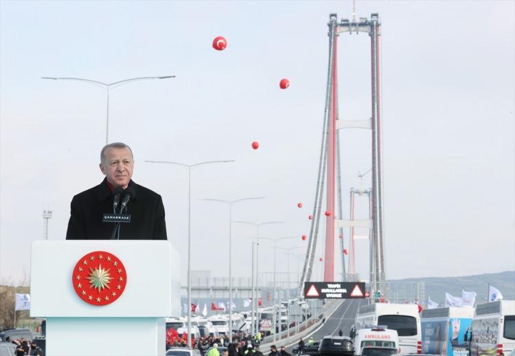 <p>Her biri 75 ton ağırlığında ve 20,5 metre yüksekliğindeki 4 top sembolize edecek. 1915 Çanakkale Köprüsü’nün Cumhuriyet’in kuruluşunun 100’üncü yılını temsilen orta açıklığının 2023 metre olması planlanıyor. Bu açıklık, dünyanın en yüksek kuleler arası açıklığa sahip asma köprü olması özelliğini taşıyor. Köprü hizmete açıldıktan sonra iki yaka arasındaki ulaşım mesafesi 6 dakikaya inecek. Köprünün bölgeye de ciddi faydalar sağlayacağı ve özellikle Lapseki’ye yatırımcı talebinin artacağı ifade ediliyor.</p>
