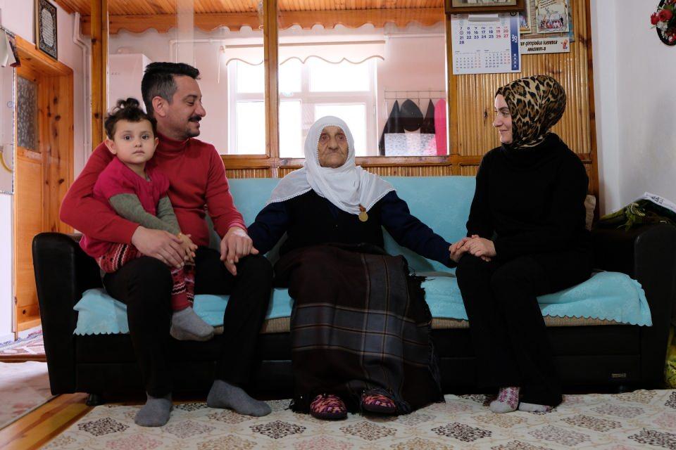 <p>Ben dedemi 7 yaşına kadar gördüm. Savaş zamanında botlarının yırtık olduğunu anlatırdı, bot yoktu yalınayak savaşıyorlarmış. </p>
