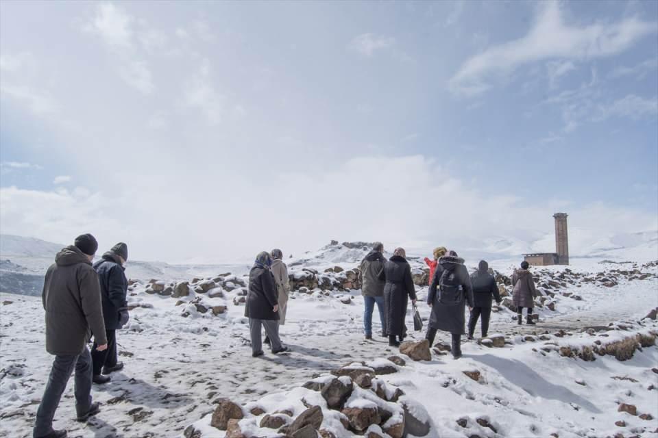 <p>2021 yılında Kovid-19 tedbirleri kapsamında yaklaşık 4 ay ziyarete kapatılan Ani'ye bu yasağın kaldırılması sonrası gelen turistler, hem tarihi yapılara hem de ilkbahar mevsimi olmasına rağmen karla kaplı olan yörenin doğasına hayran kalıyor.</p>

<p> </p>
