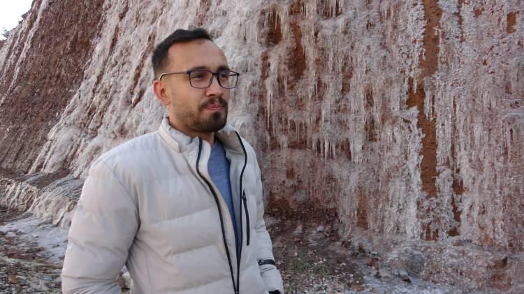 <p>Üreticilerden Faruk Yiğenoğlu, kuruyan su gözlerinin yeniden çağlamasından büyük mutluluk duyduklarını ifade ederek, “Çiftçilerin bu yıl yüzü gülecek. 2 ay önce kuraklıkla ilgili haber yapmıştık. Şimdi gözler doldu ve taştı. Hamd olsun sularımız artıyor.</p>
