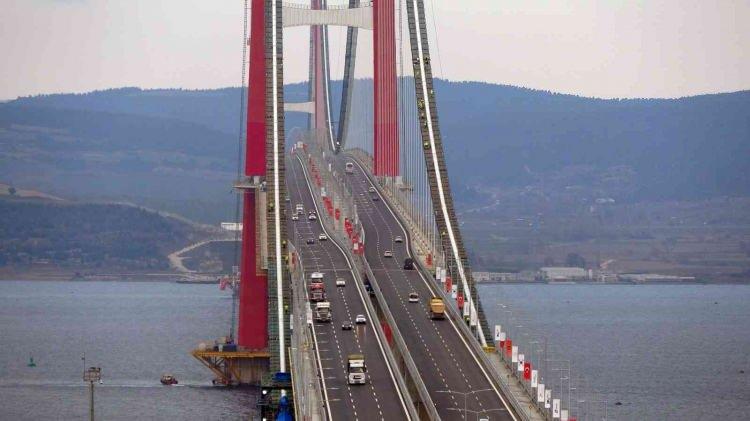 <p>18 Mart Şehitleri Anma Günü ve Çanakkale Deniz Zaferi 107. Yıl dönümünde Cumhurbaşkanı Recep Tayyip Erdoğan tarafından dün açılışı gerçekleştirilen 1915 Çanakkale Köprüsü’nde araç geçişleri başladı. </p>
