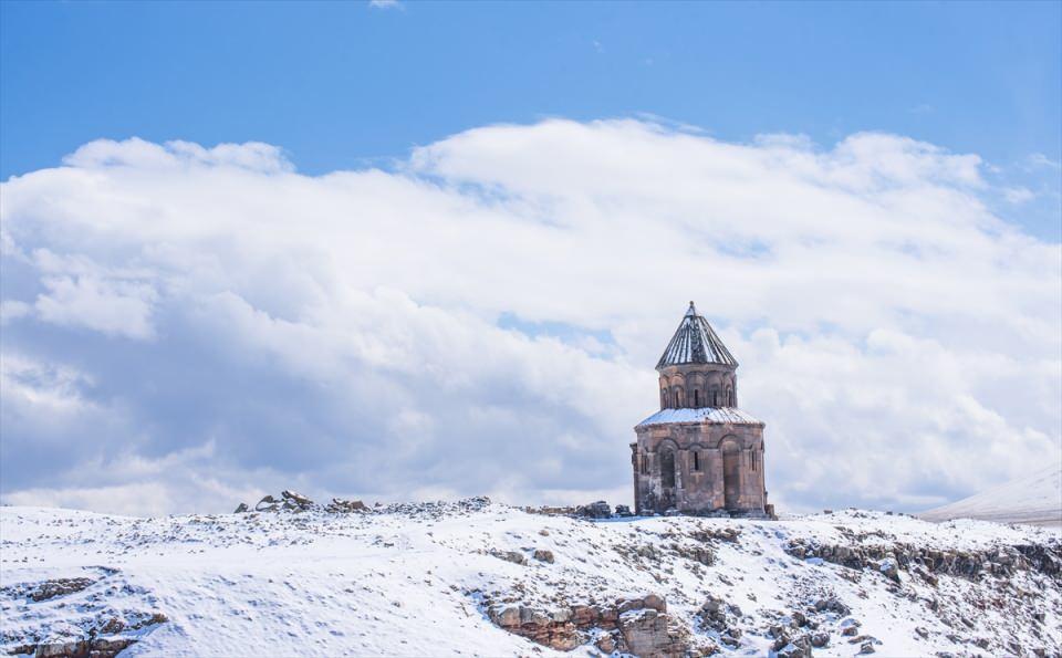 <p>Kurulduğu günden beri birçok medeniyete ev sahipliği yapan, her biri farklı güzellik ve tarihi değerdeki cami, kilise, katedral gibi dini yapıların yanı sıra birçok kültürel hazineleri bünyesinde barındıran Ani, Kafkaslar'dan Anadolu'ya ilk giriş kapısı olma özelliğiyle ayrı önem arz ediyor.</p>
<p> </p>