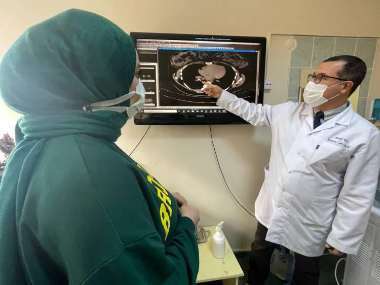 <p>Daha önce başvurduğu sağlık kurumlarında kanser olabileceğinin söylendiğini, tümörden şüphe edildiğini dile getiren Akgün, "Kendimi bir kemoterapi aşamasına hazırlamıştım hatta konuşmakta bile zorlanıyordum. Bu süreçte hamile olduğumu öğrendim. Süreç çok zorlu geçti. Doktorum soluk borumdan badem kabuğu (zarı) çıktığı söylediğinde çok sevindim. Artık rahat bir şekilde nefes alıp, konuşabiliyorum. Bademi çok severim ama bundan sonra yemeyeceğim." diye konuştu.</p>

<p> </p>
