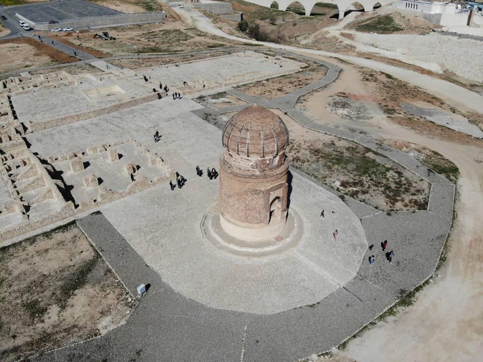 <p> İl özel idaresi bu sene köylerimize hem KÖYDES'ten hem de kendi bütçesinden çok miktarda kilit, parke, asfalt ve diğer çalışmaları yapacak” dedi.</p>

