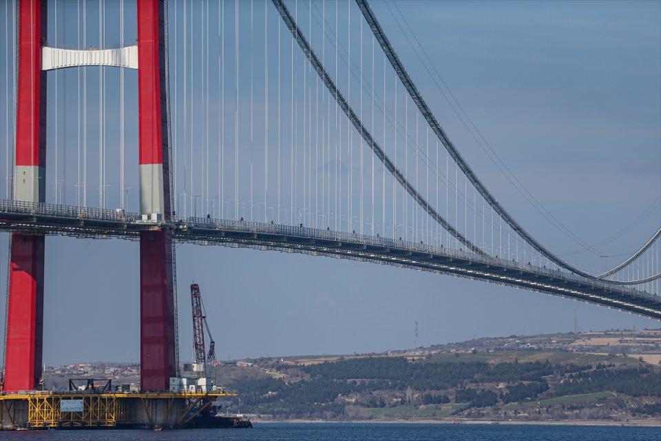 <p>Kırmızı-beyaz renge sahip kulelerin Türk bayrağını temsil ettiği proje, 334 metreye ulaşan kule yüksekliğiyle dünyanın en yüksek kulelerine sahip asma köprüsü unvanını taşıyor.</p>
<p> </p>
<p> </p>