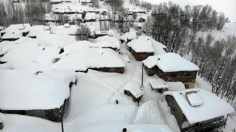 <p>Muş’un Yukarıyongalı köyünde bir haftadır etkili olan kar yağışı nedeniyle evler kara gömülürken, kar kalınlığının 2 metreye ulaştığı bölgelerde ise vatandaşlar tüneller açarak ulaşımlarını sağlıyor.</p>
