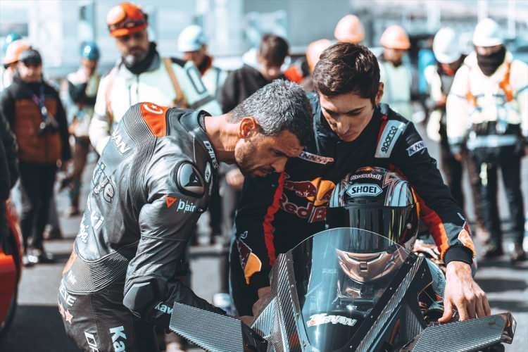 <p>Türkiye Motosiklet Federasyonu Milli Takımlar Kaptanı Kenan Sofuoğlu ile Dünya Superbike Şampiyonu Toprak Razgatlıoğlu, yarın açılışı yapılacak 1915 Çanakkale Köprüsü'nden "beraber" geçti.</p>
