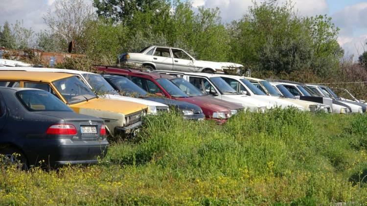 <p>Kentteki 6 yediemin otoparkından biri olan Ata Otopark ve Yediemin Deposu'nda da 650 araç, yaklaşık bin 600 motosiklet sahipleri tarafından alınmayı bekliyor. Birçoğu artık kullanılmayacak duruma gelen araçlar otların arasında kayboluyor.</p>
