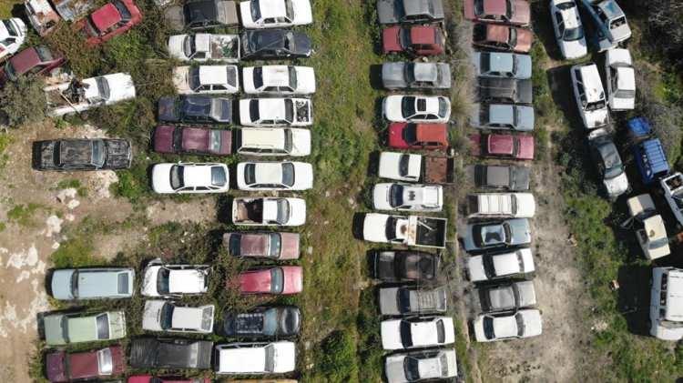 <p><strong>"ARAÇLARIN DEĞERİ 100 MİLYON LİRA"</strong></p>
<p>Dışarıdan hurdalık gibi görünen ancak içerisinde bir servet yatan otoparktaki araçların piyasa değerinin yaklaşık 100 milyon lira civarında olduğu belirtiliyor.</p>