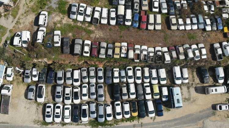 <p>Mersin'de 6 tane yediemin otoparkı olduğunu ifade eden Mehmet Kuş, bu otoparklarda binlerce otomobil ve motosikletin bulunduğunu söyledi.</p>
