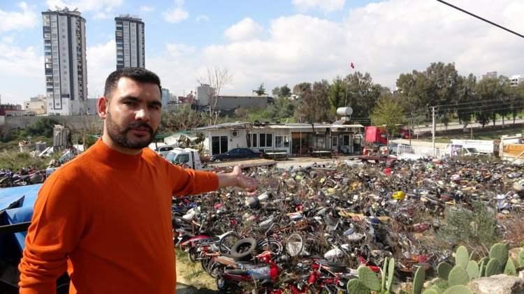 <p>39 yıldır babasının bu işi yaptığını söyleyen Kuş, şöyle devam etti:</p>
<p>''Şu anda yaklaşık 650 otomobil çeşidi, bin 500-bin 600 civarında da motosiklet var. Dışarıdan bakıldığında hurdalık olarak tabir edilen yerde, aslında milyonluk araçlar var. Şu anda piyasa göz önüne alındığında 100 milyon lirayı geçecek toplamda aracımız var.''</p>
