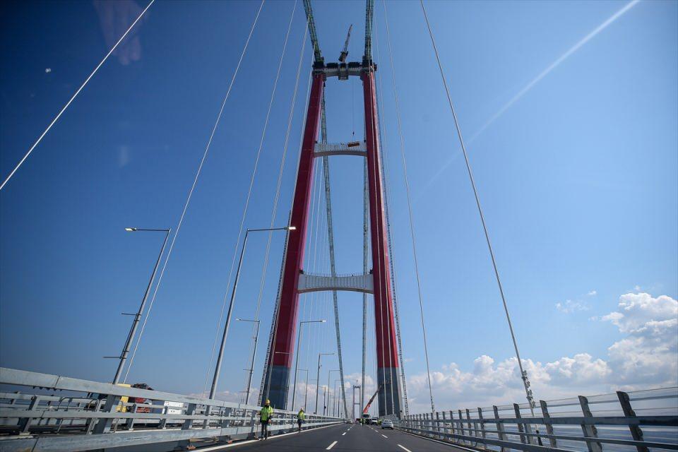 <p>İstanbul'u Çanakkale'ye, sonrasında da Kuzey Ege'ye bağlayacak, Türkiye'nin en prestijli projelerinden olan köprünün açılışına günler kala hazırlıklar devam ediyor.</p>

<p> </p>
