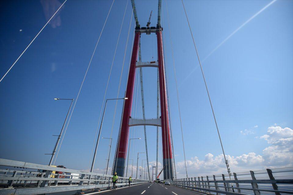<p>İstanbul'u Çanakkale'ye, sonrasında da Kuzey Ege'ye bağlayacak, Türkiye'nin en prestijli projelerinden olan köprünün açılışına günler kala hazırlıklar devam ediyor.</p>
<p> </p>