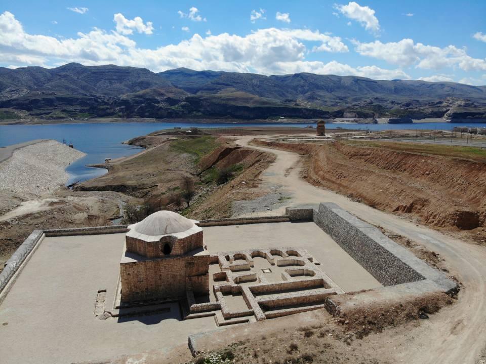 <p>ARKEO Park yine Hasankeyf’te düzenlemesi devam ediyor. İnşaat hızla devam ediyor ve çok devasa bir faaliyet var orada. Ve böylece orada taşınan tarihi eserlerinin belli bir peyzaj içerisinde ve bir düzen içerisinde sergilenme imkanı da olacak. </p>
