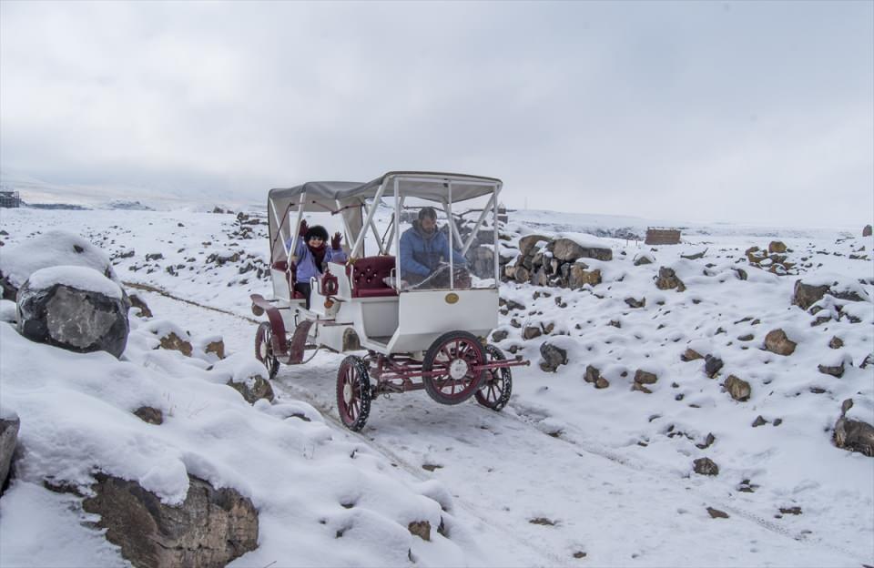 <p>Ani'de bambaşka bir yere geldiğimi hissediyorum, atmosferi çok güzel, doğa ve tarih bir arada. Ani gerçekten büyüleyici." diye konuştu.</p>
<p> </p>