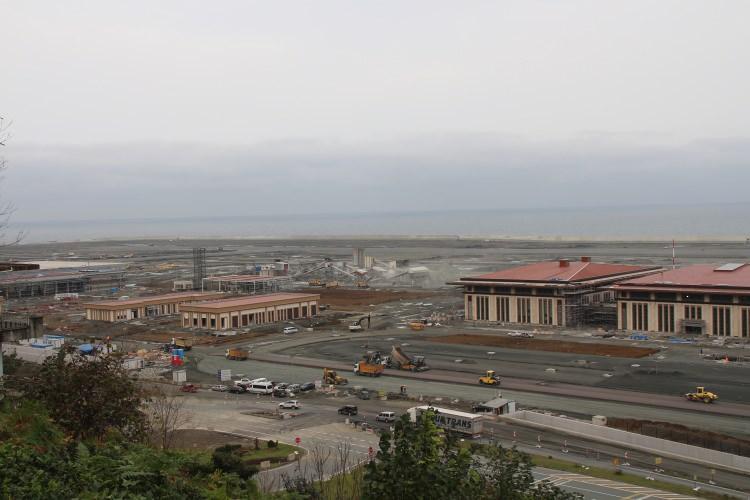 <p><strong>DEĞİŞİM UYDU FOTOĞRAFLARINDA</strong></p>

<p>Yılda 3 milyon yolcu tarafından kullanılması beklenen ve altyapı çalışmaları, 1 milyar 78 milyon liraya mal olan Rize-Artvin Havalimanı deniz dolgusu, Türkiye'nin 783 bin 562 kilometrekare olan yüz ölçümünü de değiştirdi. Ülkenin yüz ölçümü 2,8 kilometrekare daha artarken, deniz dolgusu ile ortaya çıkan kara parçasının oluşumu da her ay çekilen uydu fotoğraflarına yansıdı. Fotoğraflarda deniz dolgusu ile birlikte artan kara parçasının değişimi de görüldü.</p>

<p> </p>
