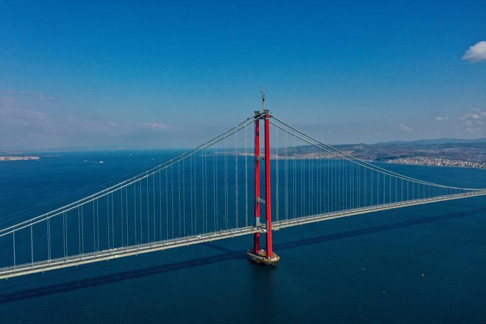 <p>Köprünün tüm bu sıkıntıları gidereceğini vurgulayan Alemdaroğlu, "Yaklaşık 6 dakikada Asya'dan Avrupa'ya, Avrupa'dan Asya'ya geçiş sağlanacak. </p>
