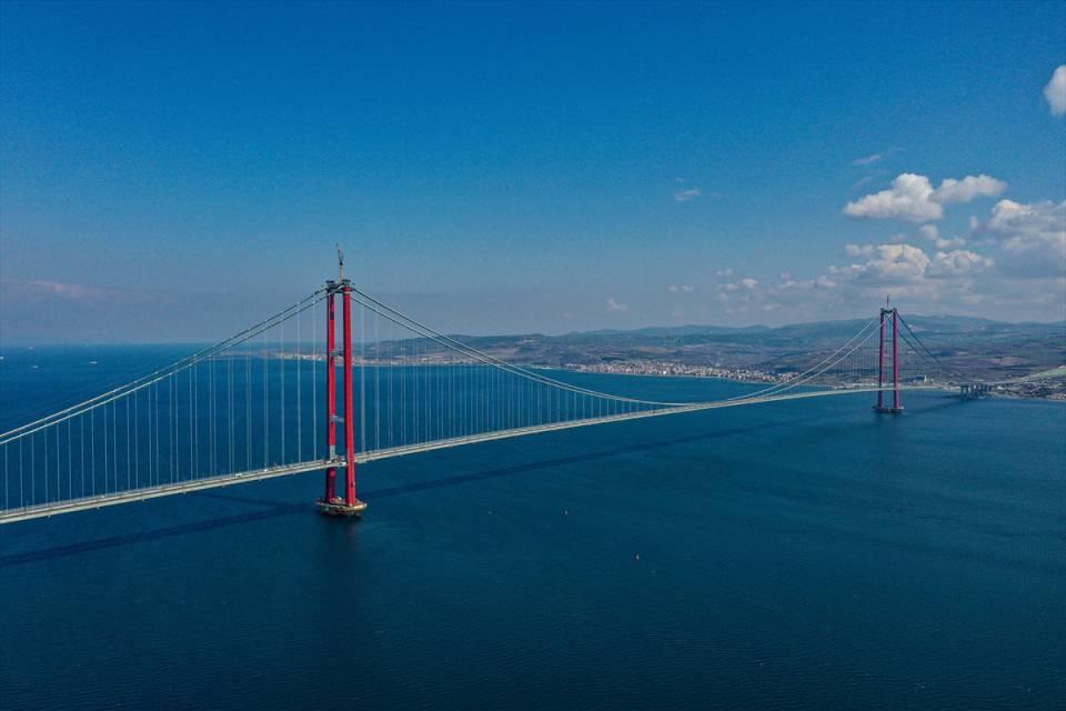 <p>Karaismailoğlu, "Malkara-Çanakkale Otoyolu ve Çanakkale Boğazı'nın yakut gerdanlığı 1915 Çanakkale Köprüsü sayesinde, Avrupa ve Trakya'dan gelen trafik yükü, Kuzey Marmara'yı dolanmadan, Çanakkale üzerinden Güney Marmara ve Ege'ye ulaşacaktır. Otoyollarımızın hizmete girmesiyle, Trakya ile birlikte, Batı Anadolu ve Ege'nin hatta Batı Akdeniz Bölgesi'nin ulaşım, üretim, sanayi, ticaret ve hizmet sektörü de canlanacak." diye konuştu.</p>

<p> </p>
