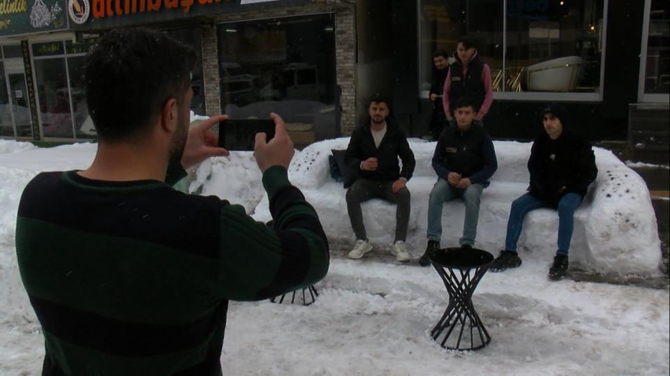 <p>Görünce çok mutlu oldum ve gelip üzerinde oturup çay içerek, hatıra fotoğrafı çektirdim" diye konuştu.</p>
