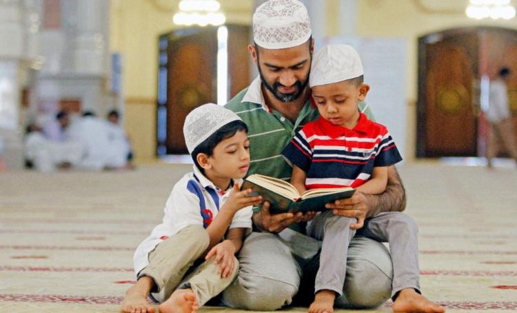 <p><span style="color:#B22222"><strong>Kur'an-ı Kerim okuduğunuzda ya da namaz kıldığınızda onlarada sorun.&nbsp;</strong></span></p>

<p><span style="color:#B22222"><strong>Sesli ve eğlenceli bir şekilde yaparak onların hevesle dahil olmasını sağlayın.&nbsp;</strong></span></p>
